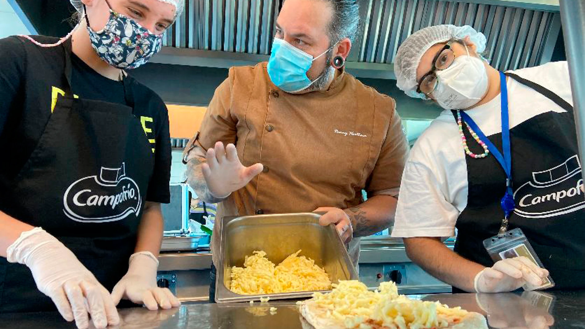 El director creativo de Proyectos de Gastronomía de Campofrío, Danny Hawthorn, imparte una masterclass dentro del programa de formación en hostelería adaptado a las personas con síndrome de Down y discapacidad intelectual que llevan a cabo la Fundación Asindown y Campofrío