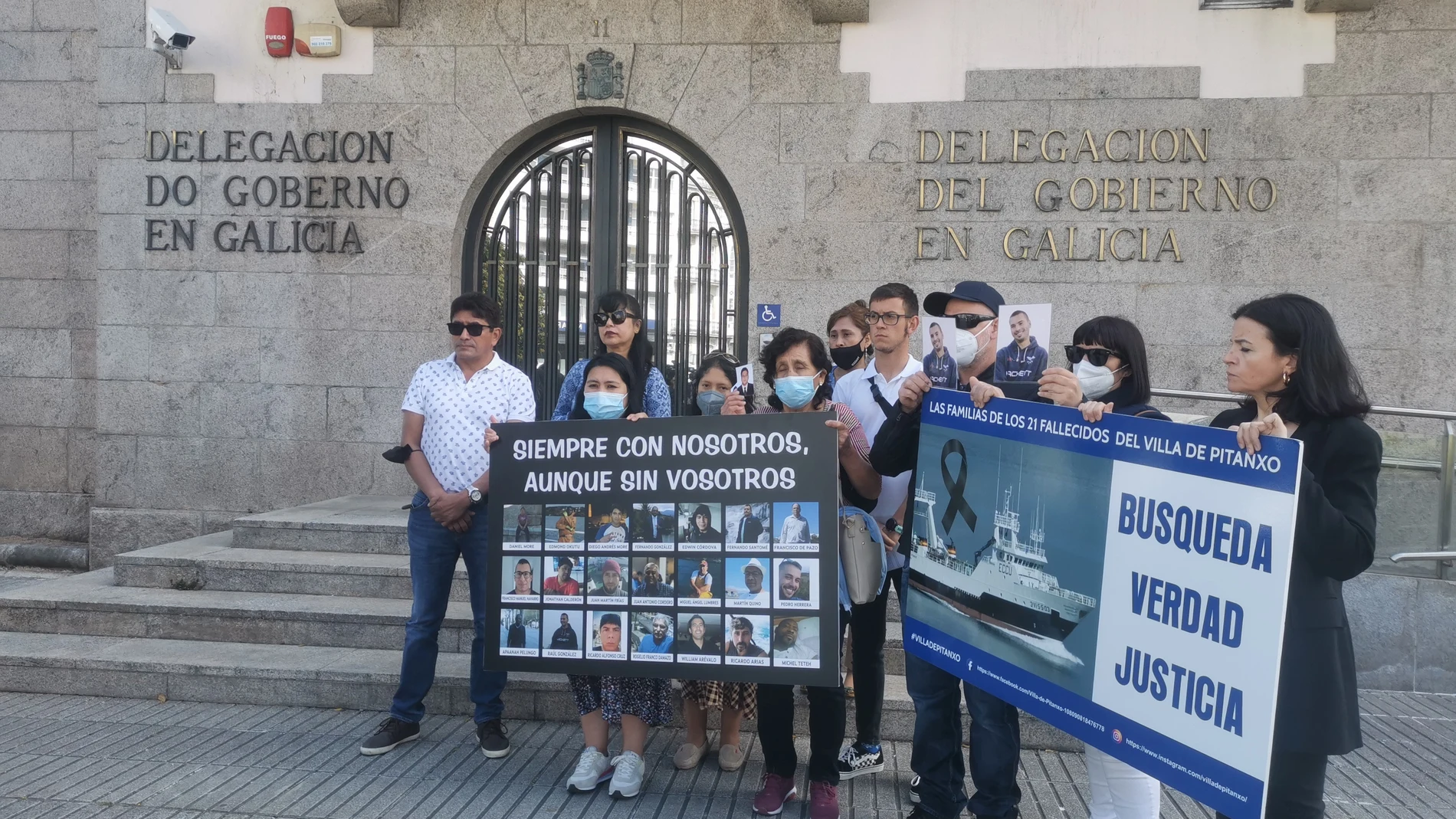 Protesta de los familiares de los 21 fallecidos en el naufragio del 'Villa de Pitanxo' ante la Delegación del Gobierno en Galicia, en A Coruña. EUROPA PRESS 13/05/2022