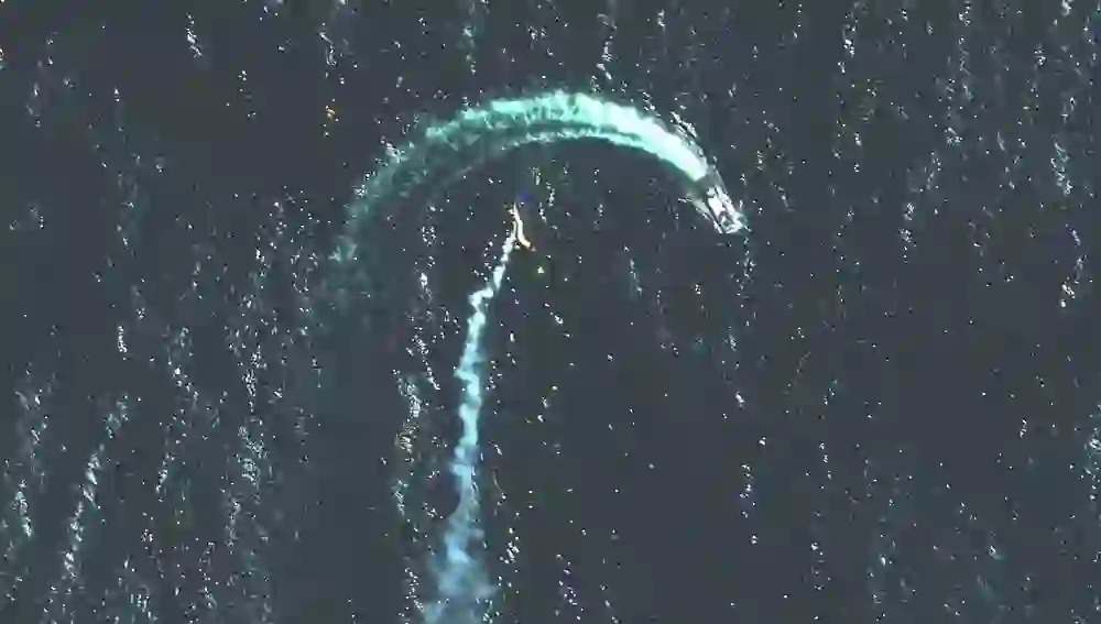 Una imagen de satélite muestra una lancha de desembarco rusa de clase Serna y la posible estela de misiles cerca de la Isla de las Serpientes, Ucrania.