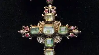 Crucifijo Barroco en oro, esmeraldas y rubíes.