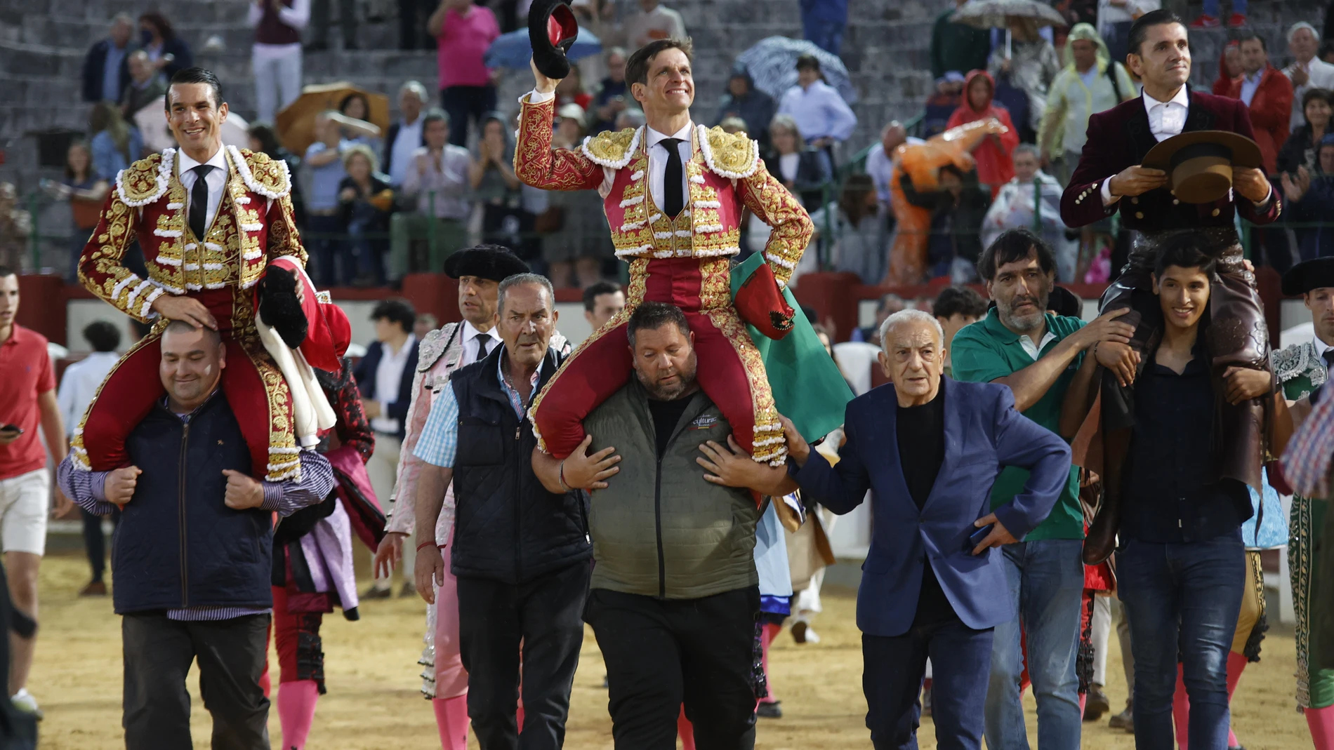 Los diestros Julián López 'el Juli' (c), José María Manzanares (i) y el rejoneador Diego Ventura salen a hombros de la plaza de Toros de Valladolid a la finalización de la corrida mixta que se ha celebrado hoy sábado en la plaza de toros de Valladolid