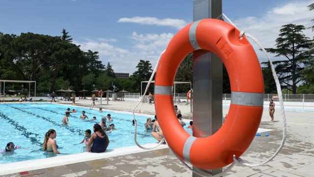 Varias personas se bañan en la piscina municipal de Casa de Campo