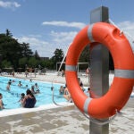 Varias personas se bañan en la piscina municipal de Casa de Campo