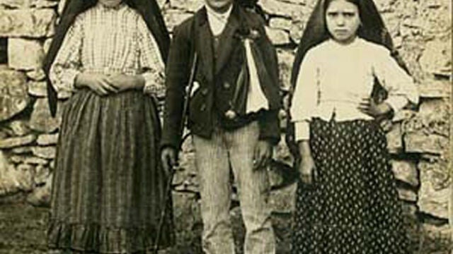 Los tres pastorcitos de Fátima: Lucía dos Santos (izda.), y sus primos, Francisco Marto y Jacinta Marto