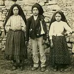 Los tres pastorcitos de Fátima: Lucía dos Santos (izda.), y sus primos, Francisco Marto y Jacinta Marto