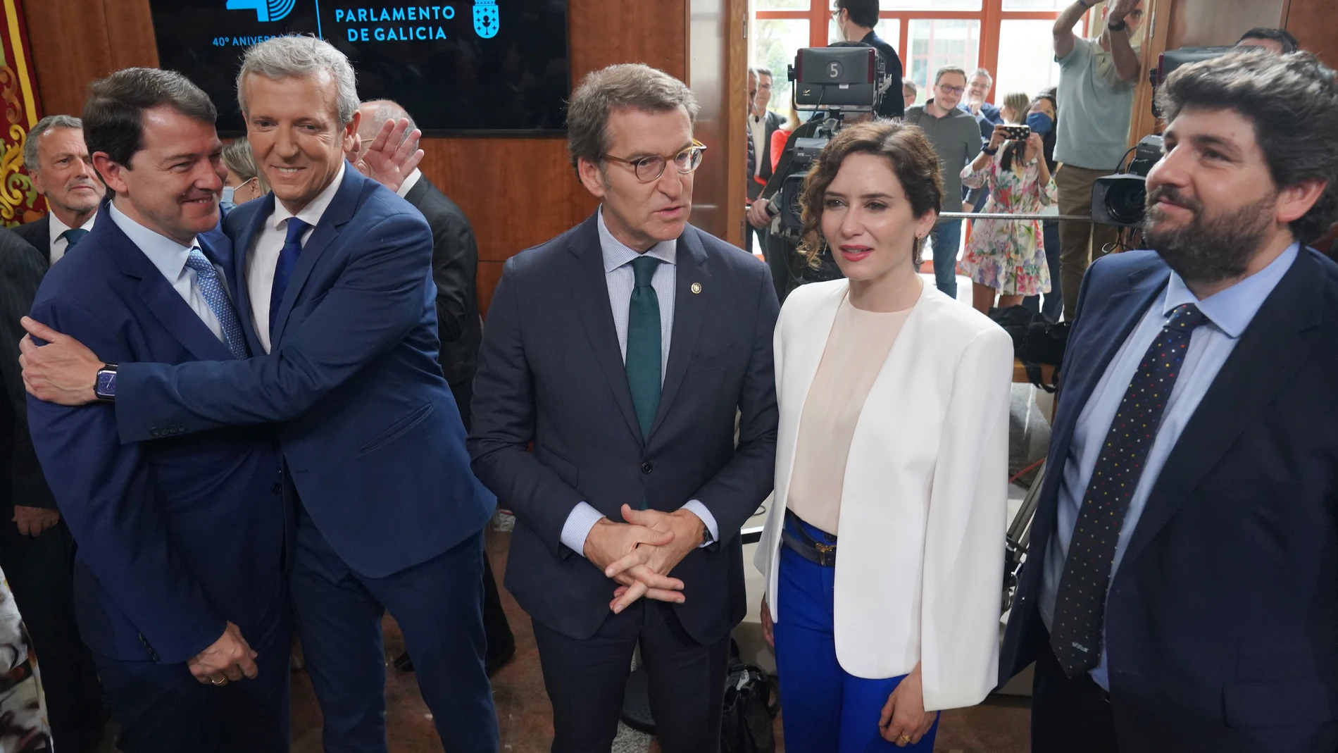 El presidente de la Junta de Castilla y León, Alfonso Fernández Mañueco; felicita a Alfonso Rueda; junto al presidente del Partido Popular nacional, Alberto Núñez Feijóo; la presidenta de la Comunidad de Madrid; Isabel Díaz Ayuso; y el presidente de la Región de Murcia, López Miras