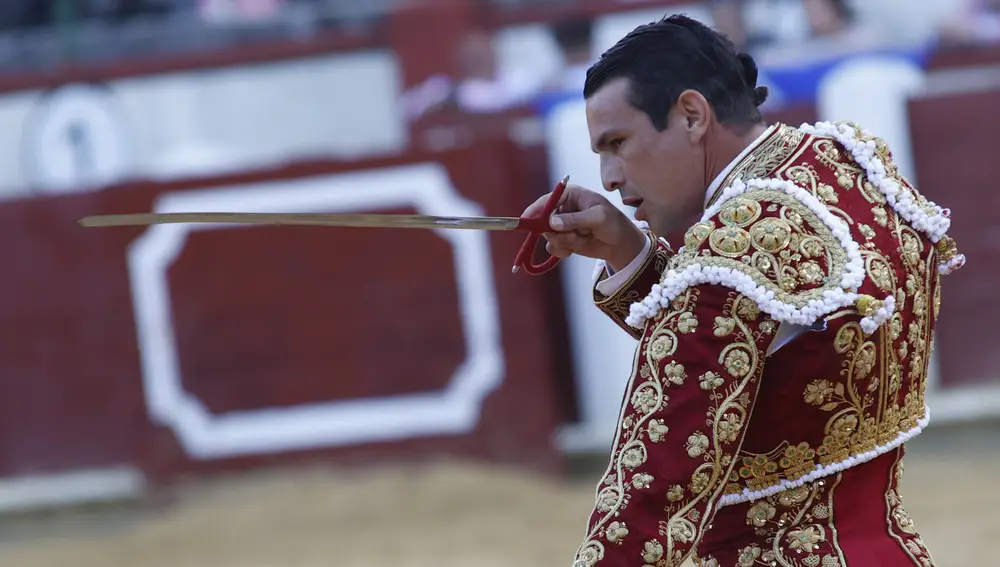 El diestro José María Manzanares, en su faena durante la corrida mixta que se ha celebrado hoy sábado en la plaza de Toros de Valladolid