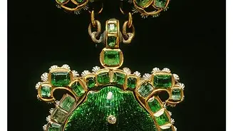 Impresionante imagen de la Insignia de la Orden de Santiago de Compostela, Josef Rosell, en oro, esmeraldas y diamantes.