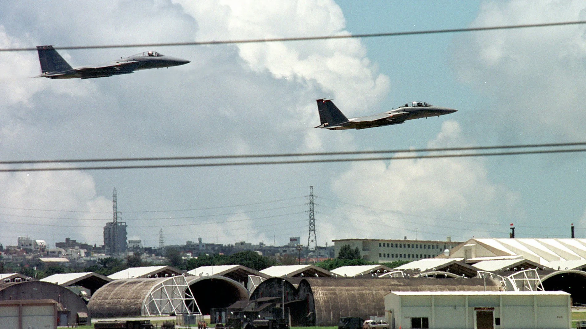 F-15 en la base aérea de la isla de Okinawa en una foto de archivo