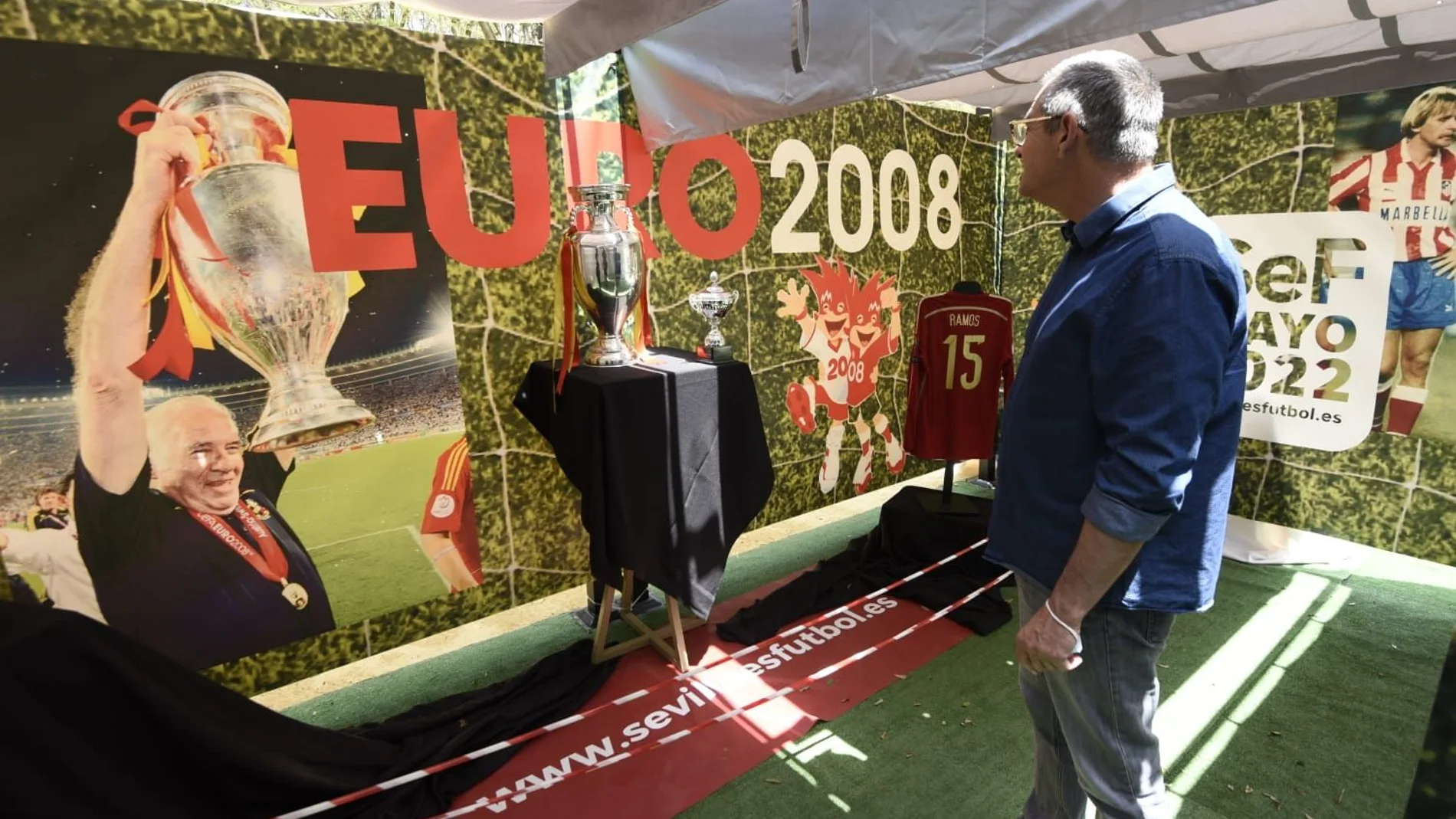 Algunas de las piezas que se exhiben en "Sevilla es fútbol"