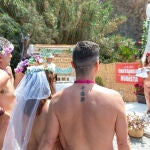 Un momento de la boda nudista multitudinaria que se ha celebrado hoy sábado en la playa de Cantarriján (Almuñécar), en la costa de Granada