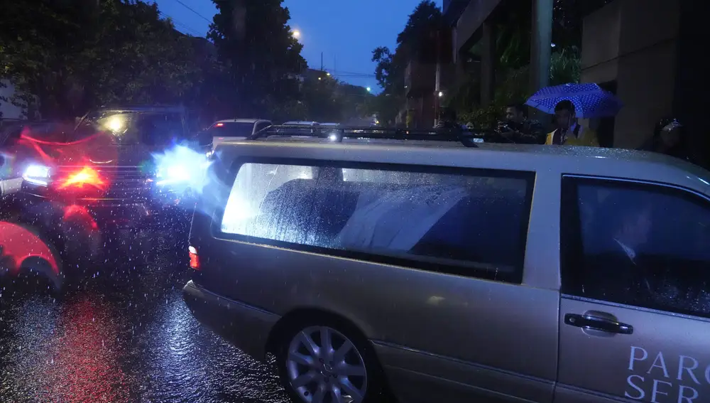 Un coche transporta el féretro con los restos del fallecido fiscal antidrogas Marcelo Pecci, a un velatorio en las oficinas del fiscal en Asunción