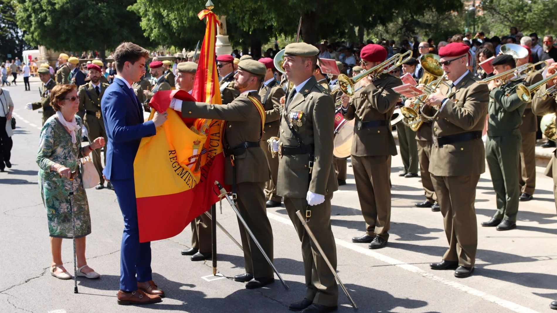 Un joven jura bandera en Valencia el pasado mes de mayo