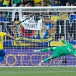 El guardameta ucraniano del Real Madrid, Andriy Lunin (d), detiene el lanzamiento desde el punto de penalti por parte del delantero del Cádiz, Álvaro Negredo, durante el encuentro correspondiente a la jornadaa 37 de primera división que disputan hoy domingo en el estadio Nuevo Mirandilla, en la capital gaditana. EFE/Román Ríos.