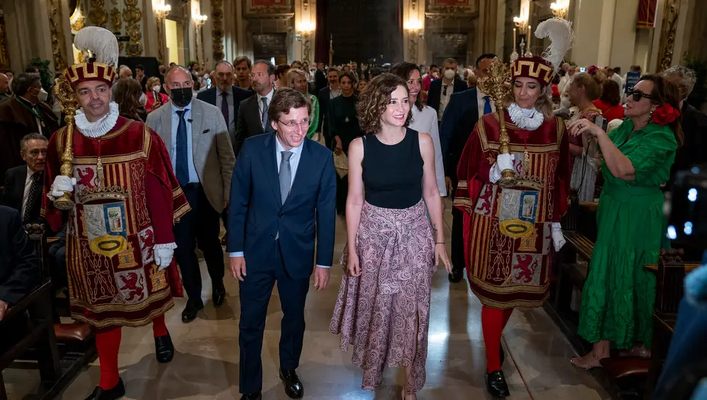 El alcalde de Madrid, José Luis Martínez Almeida, y la presidenta de la Comunidad de Madrid, Isabel Díaz Ayuso, llegan a la solemne misa de apertura del Año Santo de San Isidro