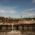 Fotografía de los restos de un tanque hoy, camino a la localidad de Vil'khivka, en la región de Járkov (Ucrania). El Ejército ruso se ha retirado de sus posiciones cerca de Járkov, renunciando a asaltar la segunda ciudad de Ucrania