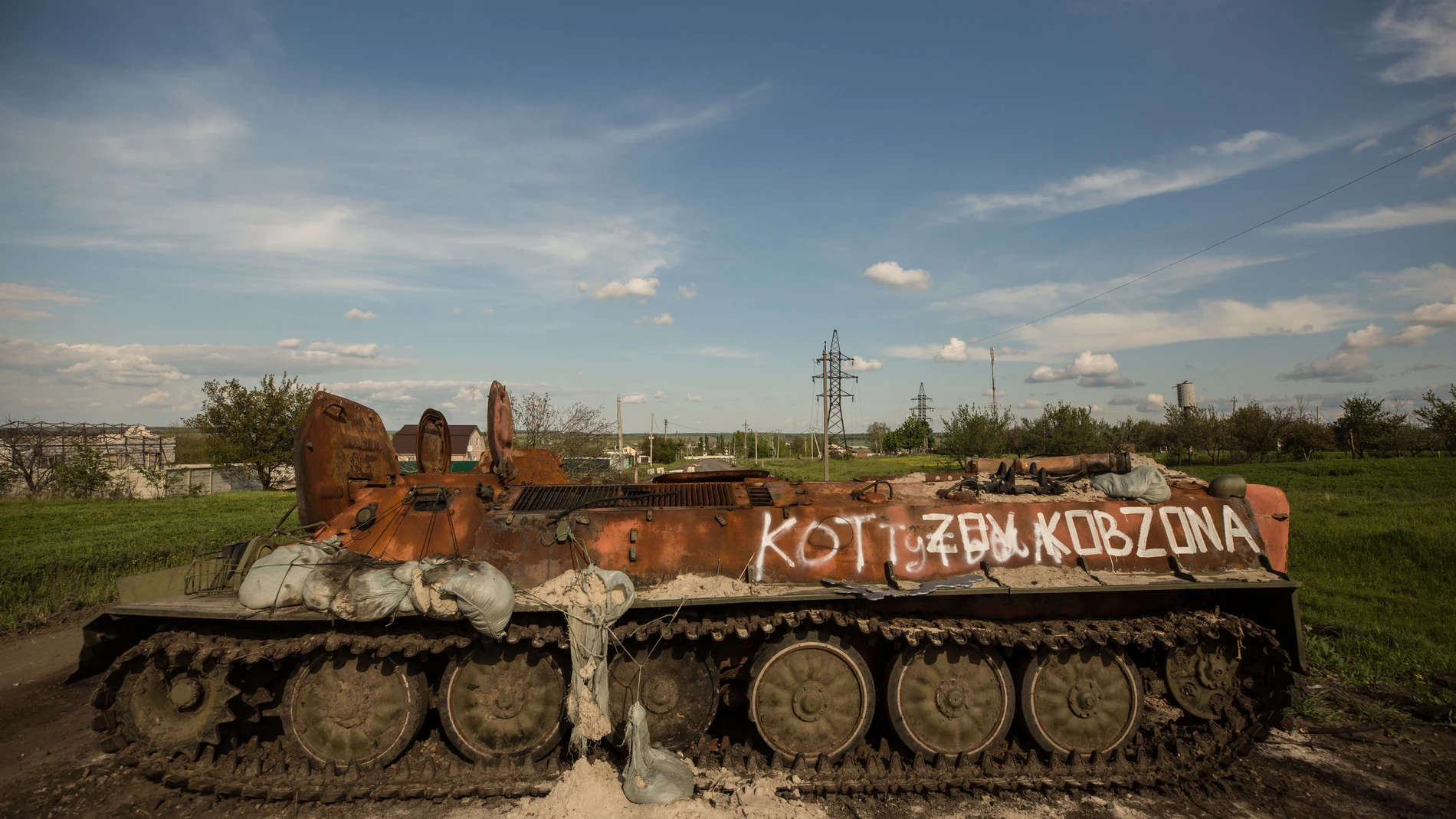 Fotografía de los restos de un tanque hoy, camino a la localidad de Vil'khivka, en la región de Járkov (Ucrania). El Ejército ruso se ha retirado de sus posiciones cerca de Járkov, renunciando a asaltar la segunda ciudad de Ucrania