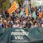 Unas 2.000 personas, según la Policía Local de Puigcerdà, se han manifestado este domingo en esta ciudad del Pirineo gerundense para pedir al Govern que desista de presentar una candidatura a los JJOO de Invierno de 2030