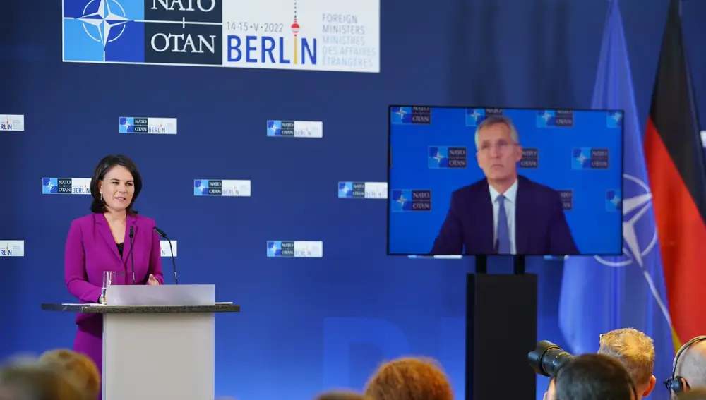La ministra de Exteriores alemana Annalena Baerbock y el secretario general de la OTAN, Jens Stoltenberg