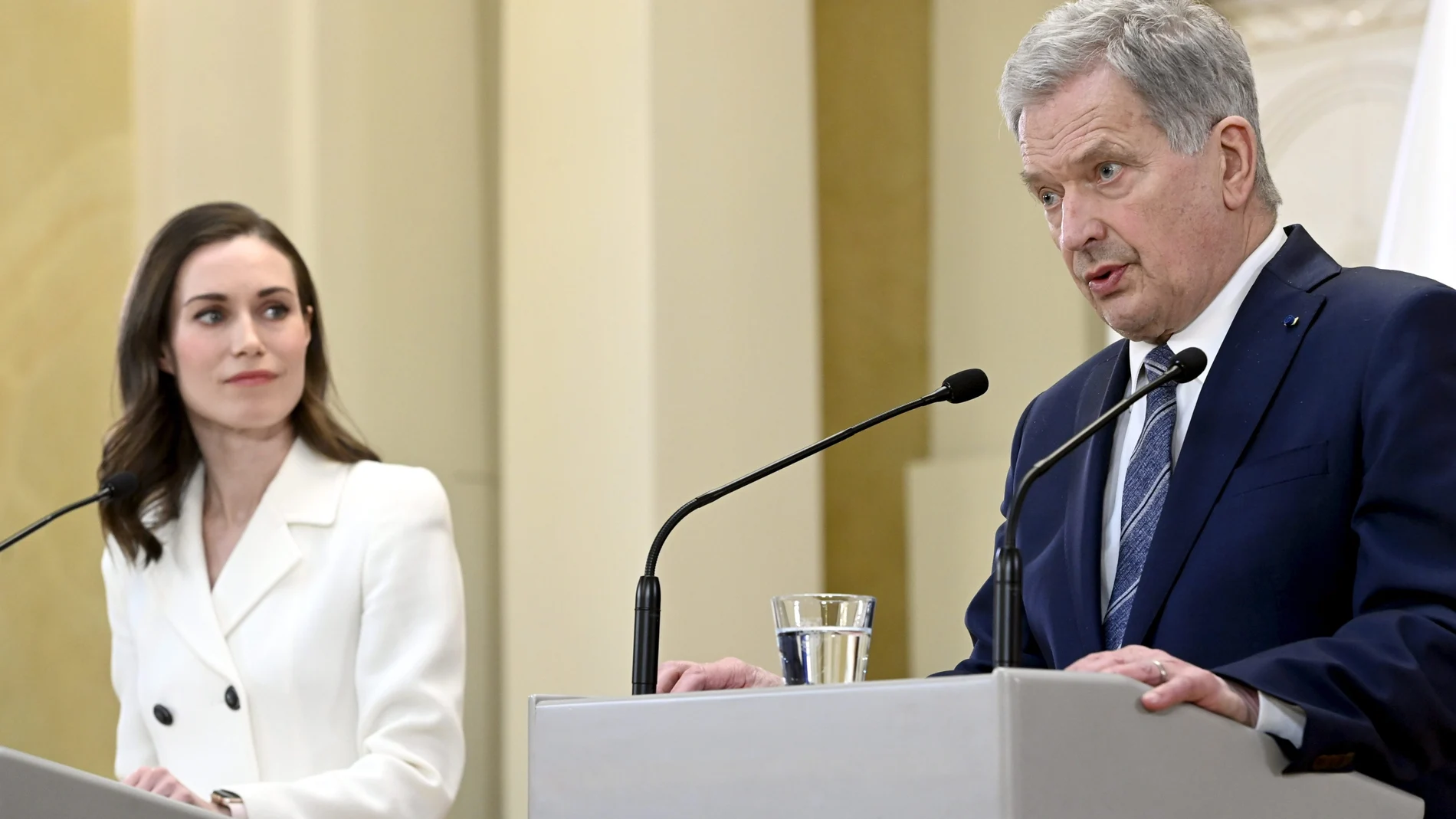 El presidente de Finlandia Sauli Niinisto y la primera ministra Sanna Marin