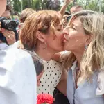 Mónica García besa a Yolanda Díaz durante la romería de San Isidro