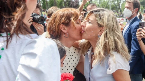 Mónica García besa a Yolanda Díaz durante la romería de San Isidro