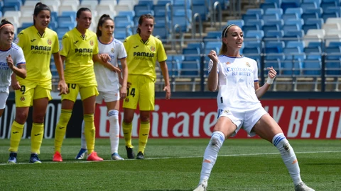 La delantera del Real Madrid Kosovare Asllani (d) celebra tras marcar al Villarreal
