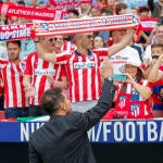 El técnico argentino del Atlético de Madrid, Diego Pablo Simeone, saluda a los aficionados colchoneros antes del inicio de un partido