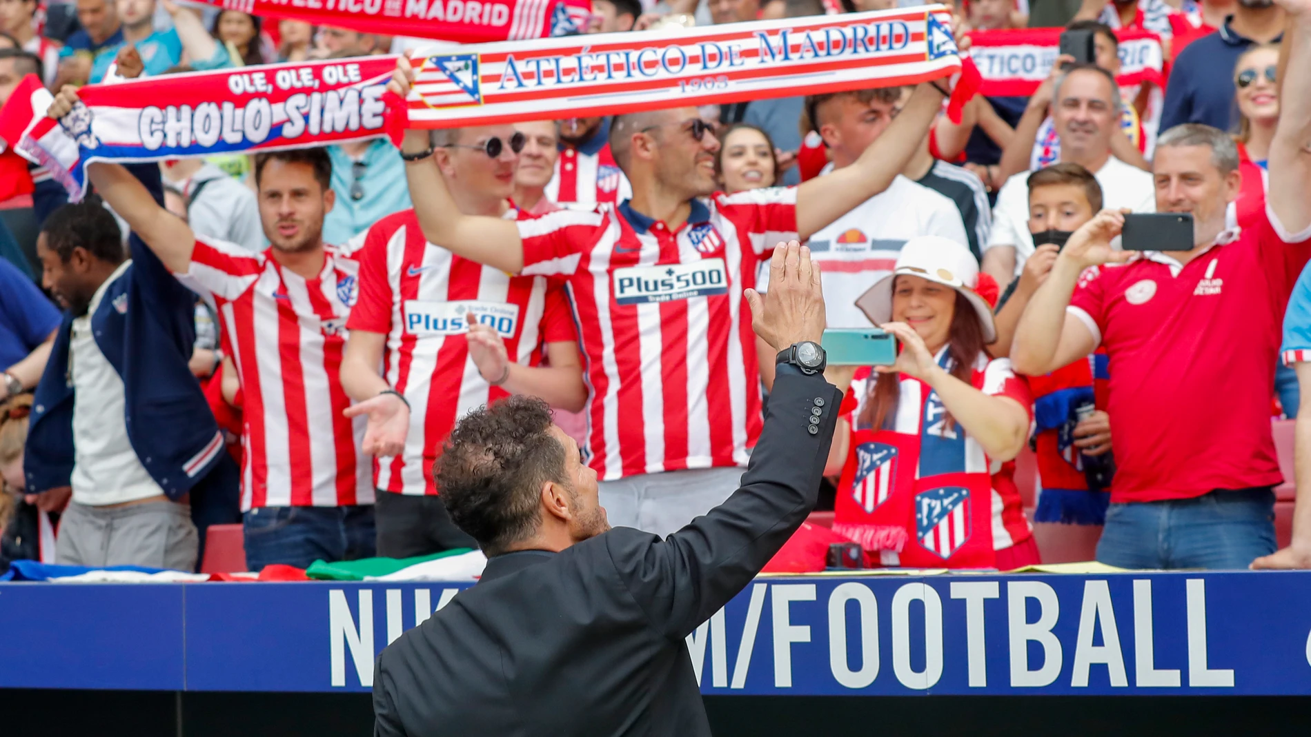 El técnico argentino del Atlético de Madrid, Diego Pablo Simeone, saluda a los aficionados colchoneros antes del inicio de un partido