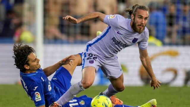 Óscar Mingueza con el Barcelona.