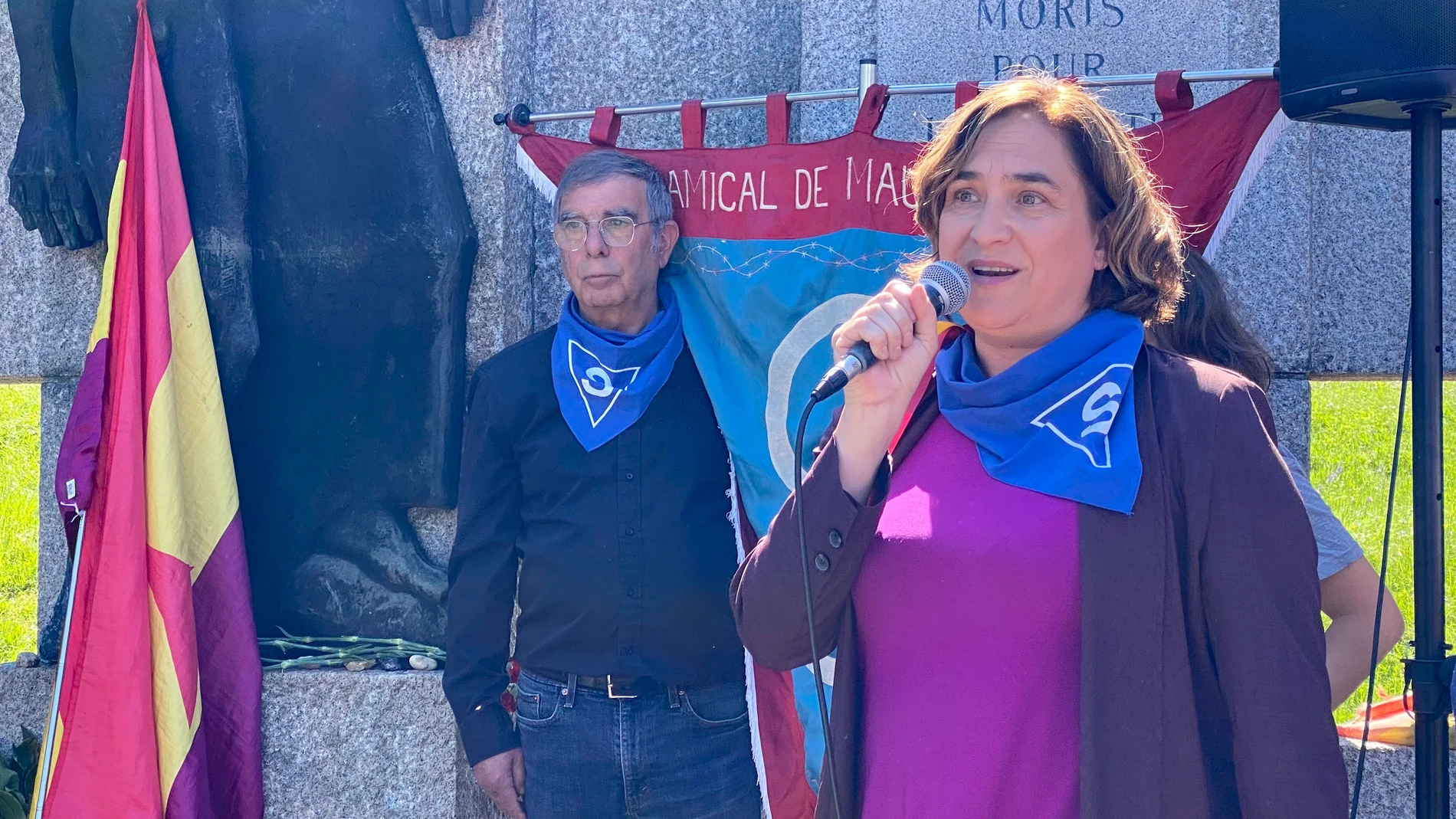 La alcaldesa de Barcelona, Ada Colau, habla ante el monumento de los republicanos en Mauthausen.