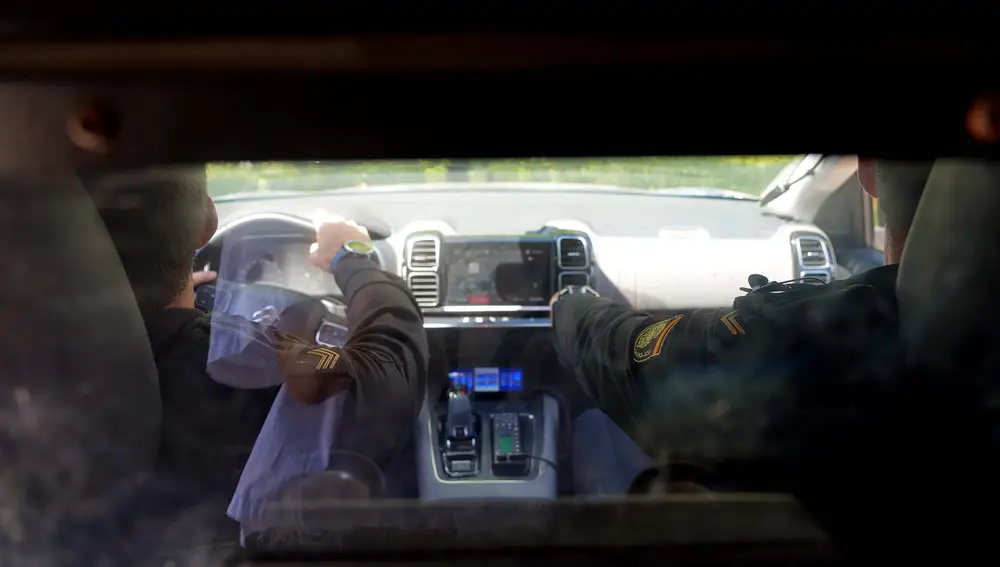 Policías nacionales de Valladolid en el interior de un coche patrulla