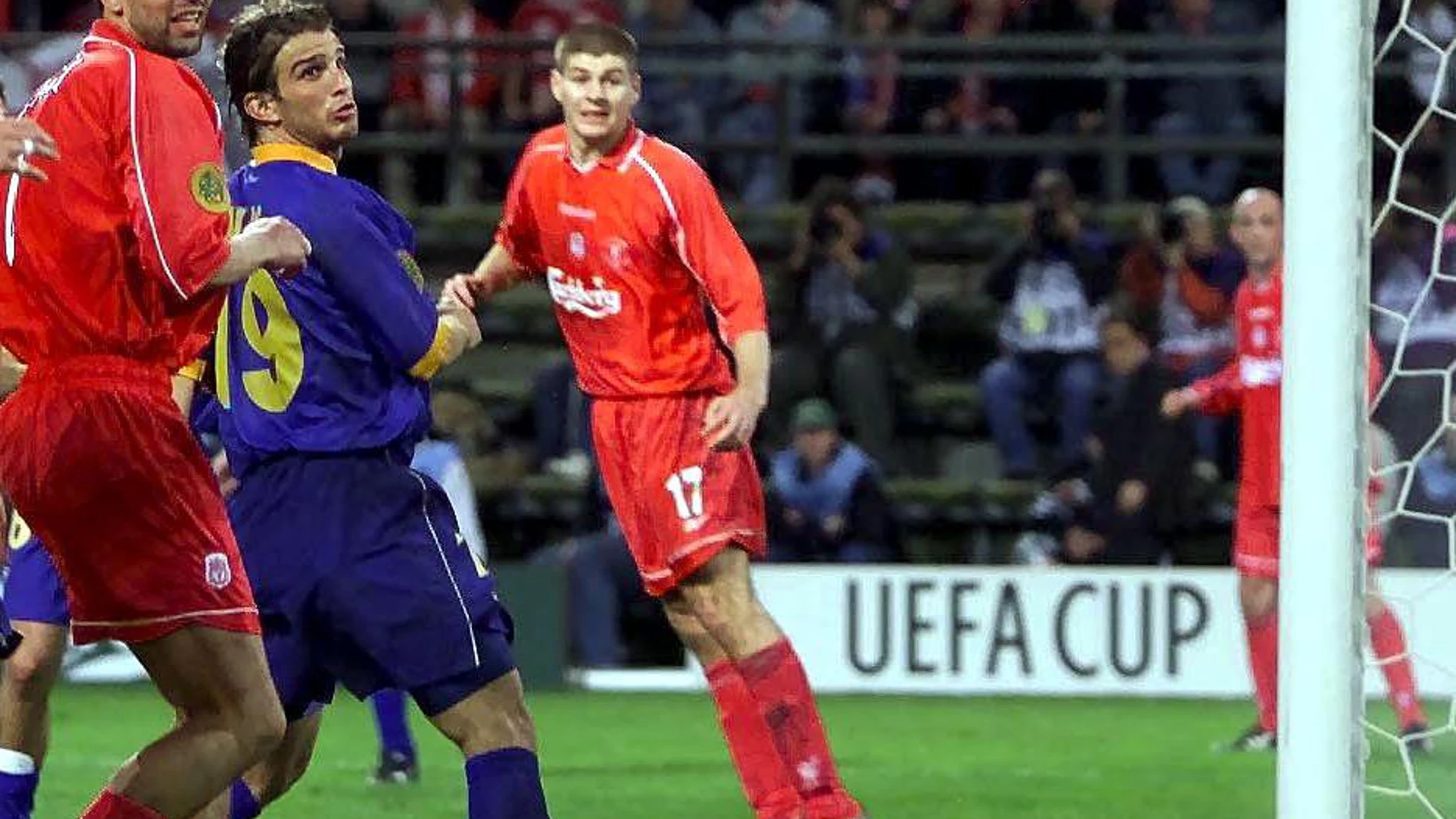 El gol en propia meta de Delfi Geli que sentenció la final de la Copa de la UEFA (5-4) entre el Liverpool y el Alavés en 2001