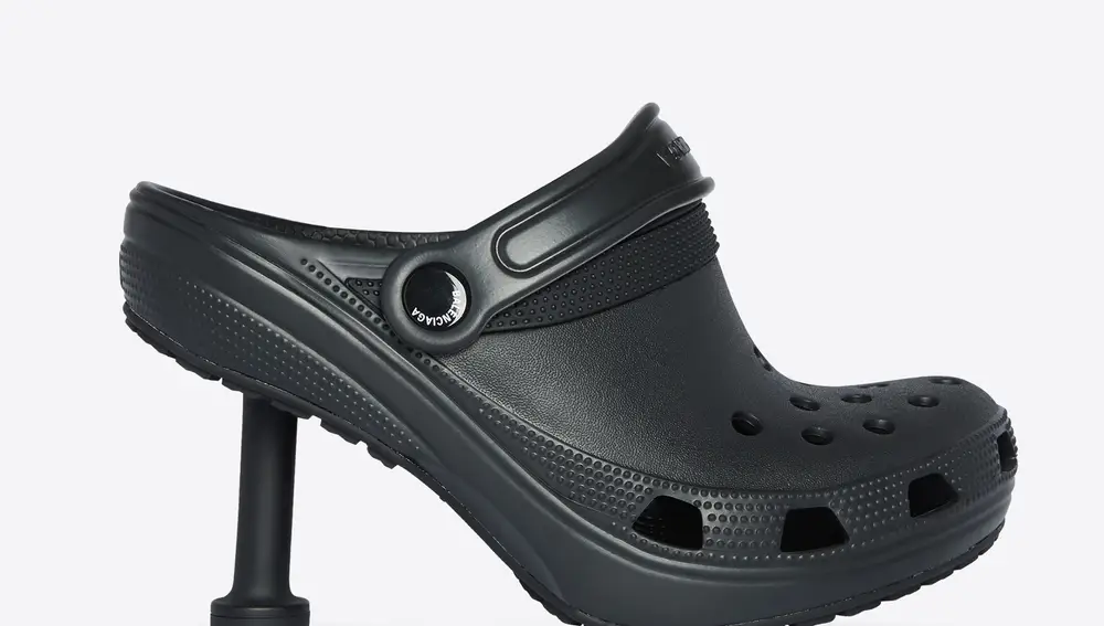 Zapato mule Croc Madame de caucho en negro.