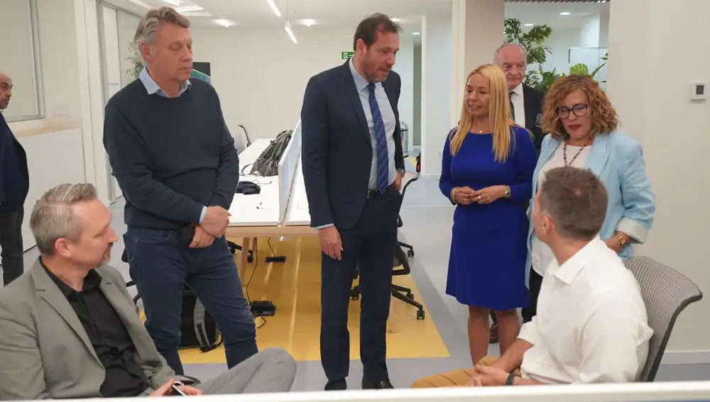 El alcalde de Valladolid, Óscar Puente, visita al primer grupo de ingenieros de Switch Mobility que se instala en la Agencia de Innovación