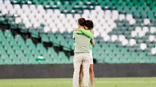 Bellerín se fundió en un largo y emocionado abrazo con su padre después del Betis-Granada del domingo