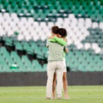 Bellerín se fundió en un largo y emocionado abrazo con su padre después del Betis-Granada del domingo