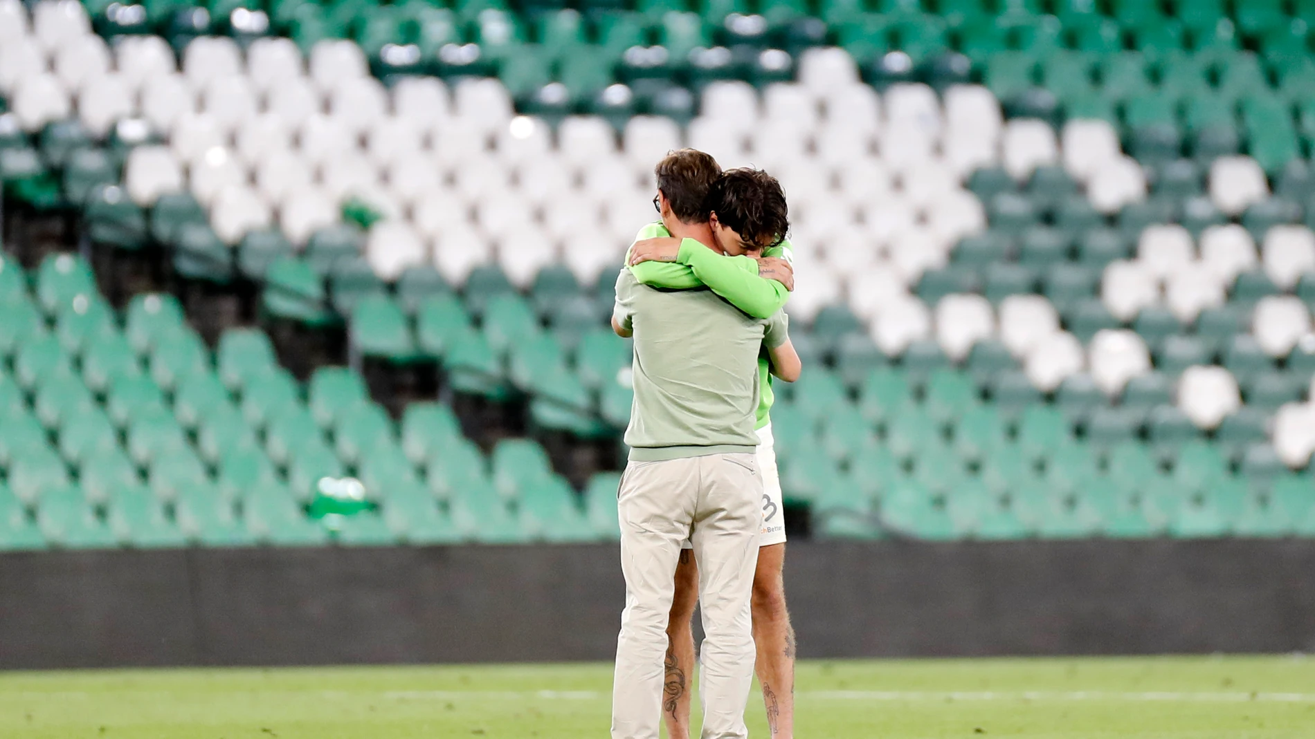 Bellerín se fundió en un largo y emocionado abrazo con su padre después del Betis-Granada del domingo