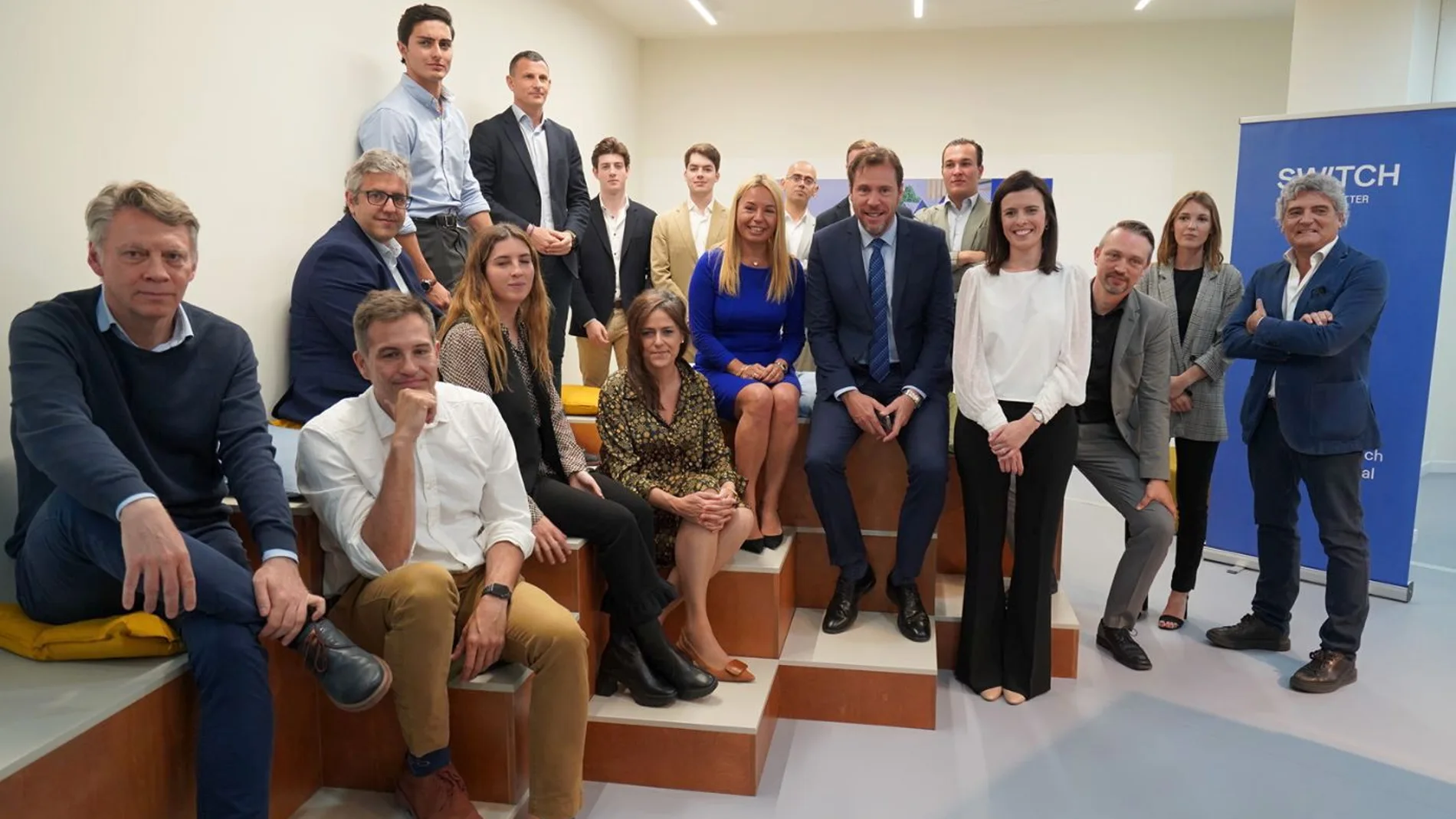 El alcalde de Valladolid, Óscar Puente, visita al primer grupo de ingenieros de Switch Mobility que se instala en la Agencia de Innovación