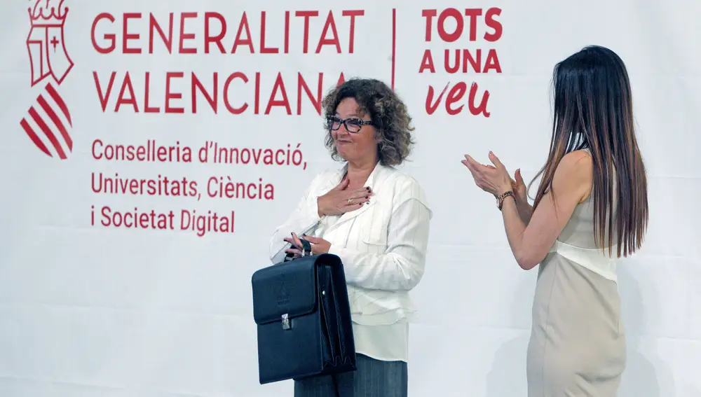 GRAFCVA5853. VALENCIA, 16/05/2022./ La nueva Consellera de Innovación, Universidades, Ciencia y Sociedad Digital, Josefina Bueno (i), en el acto de toma de posesión con la exConsellera, Carolina Pascual.EFE/Morell