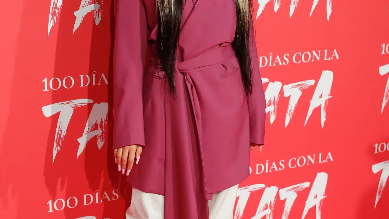 La cantante Lola Indigo en el photocall del documental 100 dias con la Tata en Madrid el lunes 20 de diciembre de 2021.