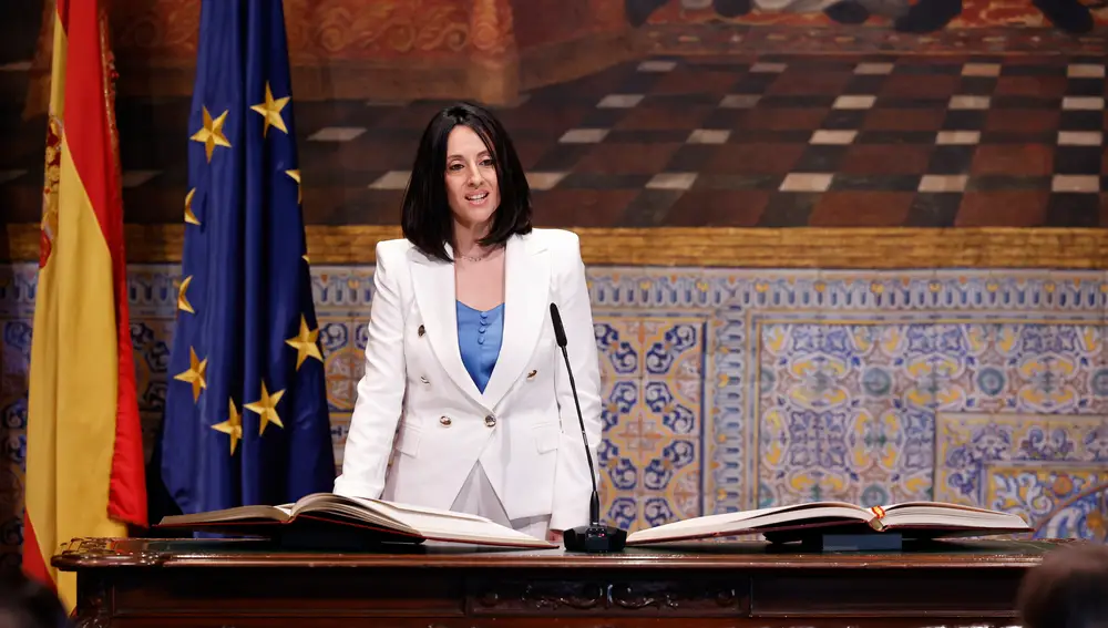 GRAFCVA5813. VALENCIA, 16/05/2022.-La nueva consellera de Obras Públicas y Movilidad, Rebeca Torró, promete su cargo en el Palau de la Generalitat.EFE/ Biel Aliño