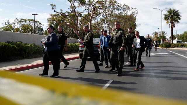 Un grupo de agentes llegan a la rueda de prensa posterior al tiroteo que se produjo en la Iglesia presbiteriana de Ginebra en Laguna Woods, California