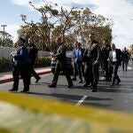 Un grupo de agentes llegan a la rueda de prensa posterior al tiroteo que se produjo en la Iglesia presbiteriana de Ginebra en Laguna Woods, California
