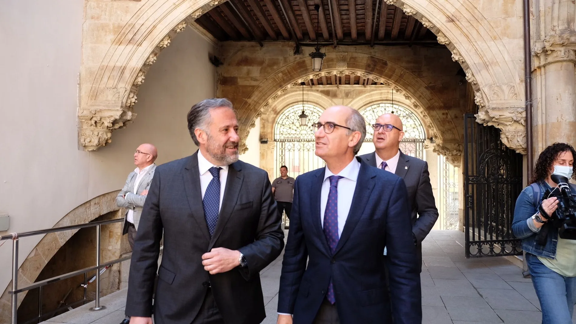 El presidente de las Cortes, Carlos Pollán, conversa con el presidente de la Diputación de Salamanca, Javier Iglesias
