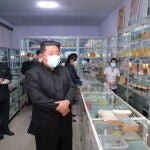 El dictador norcoreano, Kim Jong Un, visita una farmacia con mascarilla