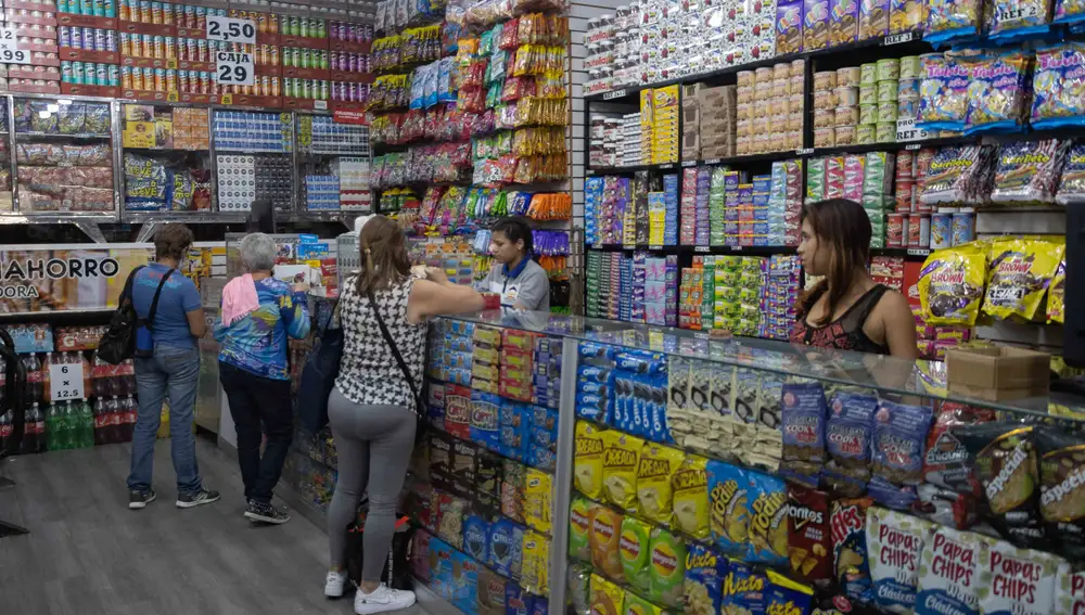 Varias personas compran en una tienda, el 11 de mayo de 2022, en Caracas (Venezuela)