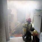 Imagen de los bomberos interviniendo en la extinción del incendio
