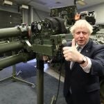 El primer ministro británico, Boris Johnson, visitó este lunes una fábrica de armas en Belfast