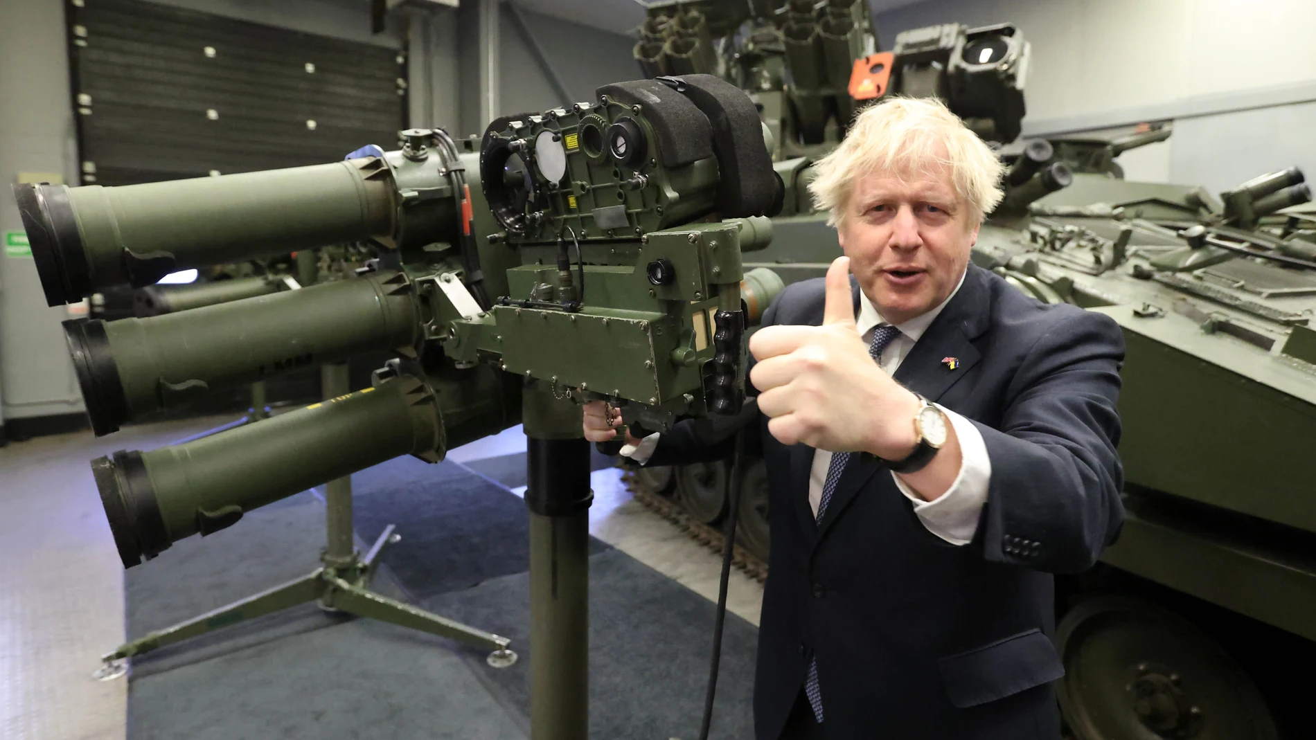 El primer ministro británico, Boris Johnson, visitó este lunes una fábrica de armas en Belfast
